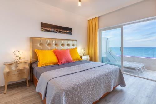 Un dormitorio con una cama con vista al mar. en Increíble terraza vista al mar, wifi y parking, en Torremolinos