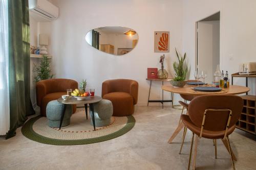 - une salle à manger avec des chaises, une table et un miroir dans l'établissement Tamaris et salicorne Résidence de charme, à Arles