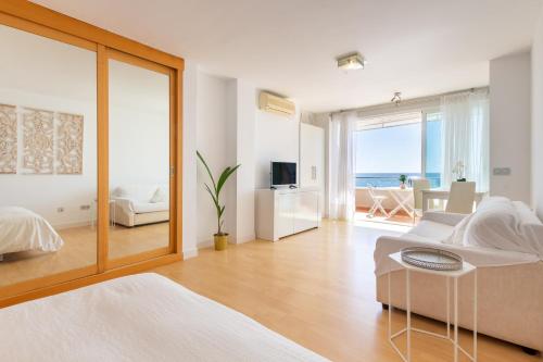 Postel nebo postele na pokoji v ubytování Roca Chica - Parking - Frente Playa - Terraza - Wifi - Bajondillo y Carihuela