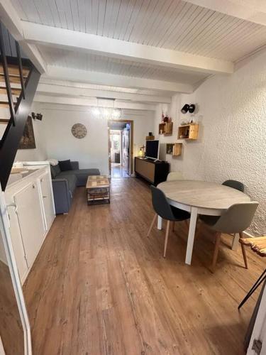 un salon avec une table et un canapé dans l'établissement Maison bord de mer, à Poggio-Mezzana