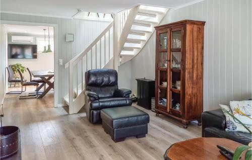 sala de estar con silla y escalera en Awesome Home In Lillesand With Wifi, en Lillesand