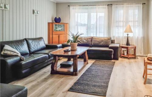 Una sala de estar con un sofá de cuero y una mesa de café. en Awesome Home In Lillesand With Wifi, en Lillesand