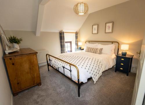 Postel nebo postele na pokoji v ubytování Town Farm Cottages Beadnell by Coast & Country Stays