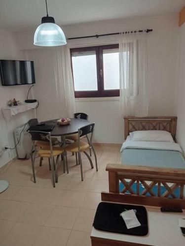 a room with a table and a bed and a dining room at Mar de Ana, Frente al mar, interno a una cuadra del centro in San Bernardo
