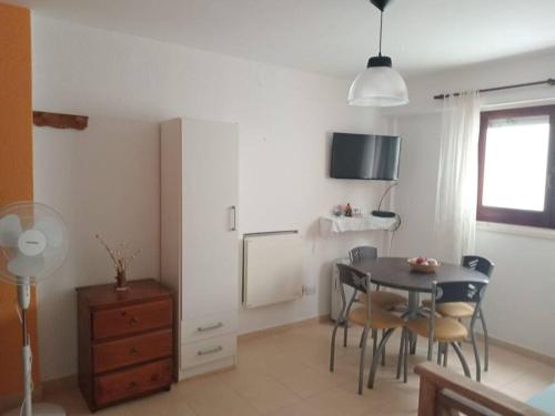 a dining room with a table and chairs in a room at Mar de Ana, Frente al mar, interno a una cuadra del centro in San Bernardo