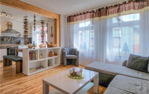 ターレにある1 Bedroom Beautiful Apartment In Thaleのソファとテーブルのあるリビングルーム