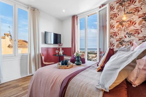 une chambre avec un lit avec vue sur l'océan dans l'établissement Nice Renting - CAMBRAI03 - Seaside Studio on the Promenade des Anglais, à Nice