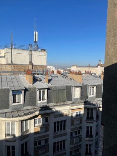 une vue depuis le toit d'un immeuble dans l'établissement Petit appartement parisien, à Paris