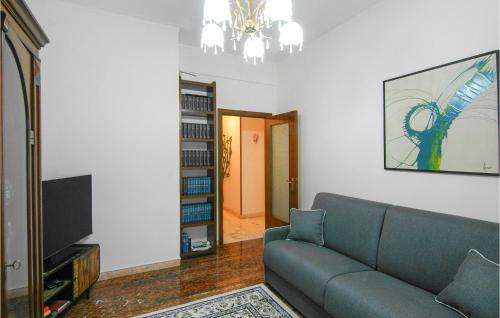 Ruang duduk di 1 Bedroom Awesome Apartment In Chiavari