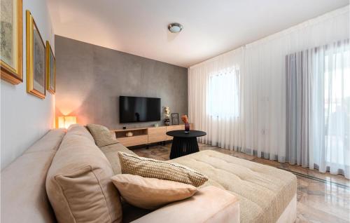 プレコにあるGorgeous Home In Prekoのソファと薄型テレビのあるリビングルーム