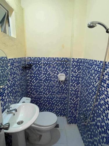 a bathroom with a toilet and a sink and a shower at Friz Love Room Rental in San Juan