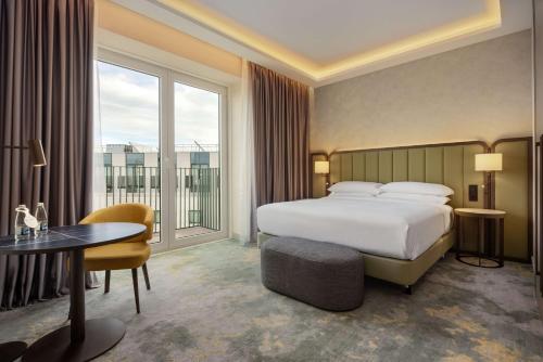 Ένα ή περισσότερα κρεβάτια σε δωμάτιο στο Hilton Sofia