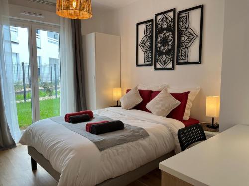 une chambre avec un lit avec deux oreillers dessus dans l'établissement Le Passage - Disneyland Paris - Louez L'Esprit Libre !, à Chessy