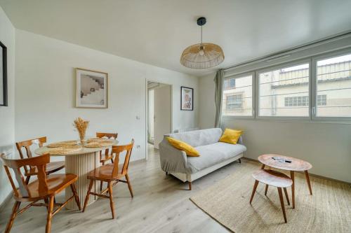 un salon avec un canapé et une table dans l'établissement Cosy cocon La Courneuve Stade de France, à La Courneuve