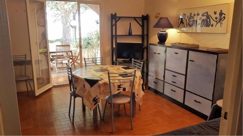 une salle à manger avec une table et des chaises en verre dans l'établissement Secteur des Capellans pavillon avec vue sur la marina - 6MARINA25, à Saint Cyprien Plage