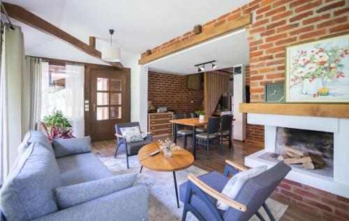 Posezení v ubytování 2 Bedroom Stunning Home In Rokovci