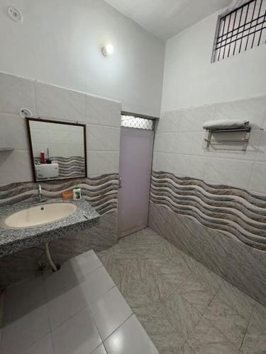 Koupelna v ubytování Vaidehi Guest House