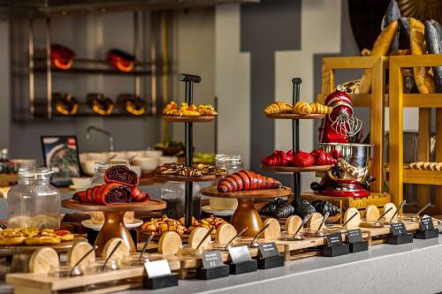 岘港Radisson RED Danang的展示不同类型的面包和糕点