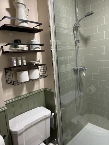 Un baño de The Three Cups Inn