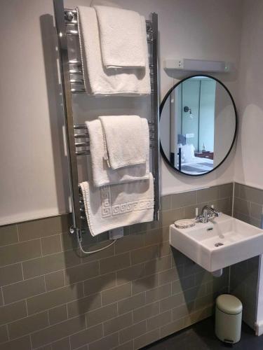 Un baño de The Three Cups Inn
