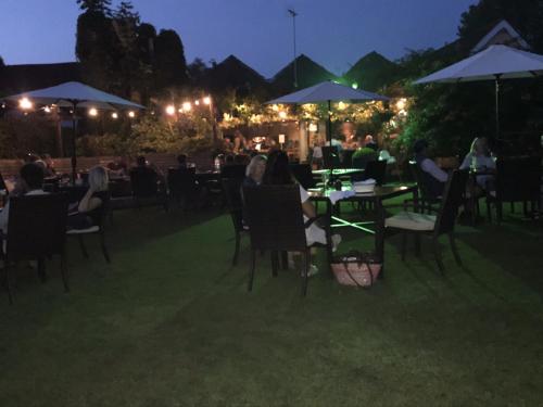 Jardín al aire libre en The Three Cups Inn