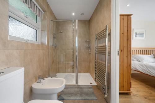 Bilik mandi di Peaceful Home Sea Views Private Parking