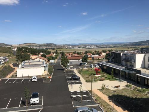 une vue aérienne sur un parking avec des voitures garées dans l'établissement Domitys - Le Manoir, à Pérignat-lès-Sarliève