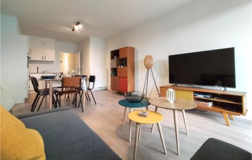 オーステンデにある2 Bedroom Cozy Apartment In Oostendeのソファと薄型テレビのあるリビングルーム