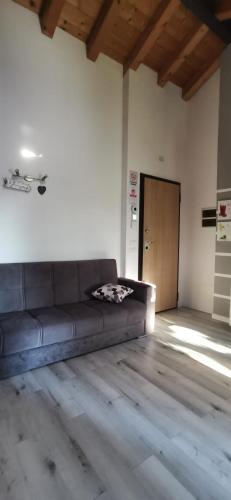 a living room with a couch in a room at Appartamento DIEGO in Codognè