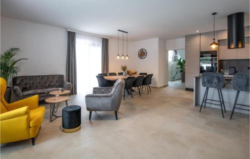 Köök või kööginurk majutusasutuses Lovely Home In Rebici With Wifi