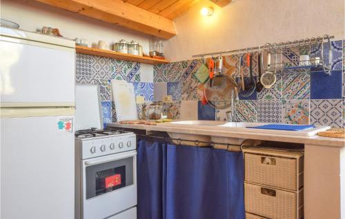 Η κουζίνα ή μικρή κουζίνα στο Cozy Apartment In Tusa With Kitchen