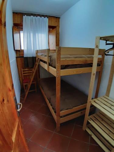 a room with two bunk beds in a room at casa tata fino a 6 posti letto in Roccaraso