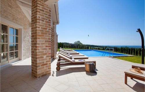 un patio con 2 tumbonas y una piscina en Villa Star, en Vranje Selo