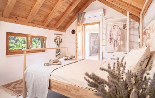 una camera da letto con un letto e una finestra di Villa Arte a Stari Grad (Cittavecchia)