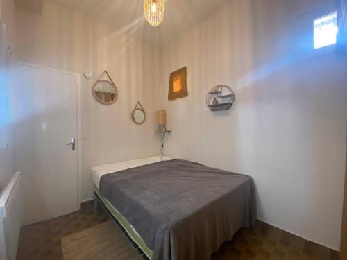 Cette chambre comprend un petit lit. dans l'établissement Appartement proche de la gare, à Montpellier