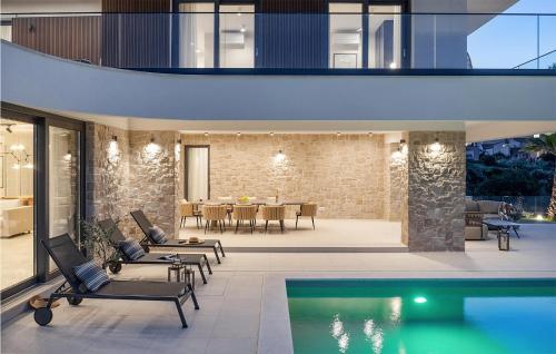 ein Haus mit einem Pool und einem Essbereich in der Unterkunft Villa Luka Nin in Nin