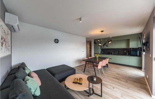 Cozy Apartment In Okrug Gornji With Lake View