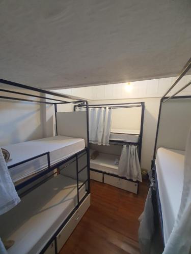 Ένα ή περισσότερα κρεβάτια σε δωμάτιο στο History Hostel