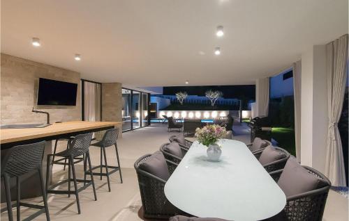 Una sala de estar con una mesa y sillas blancas. en Villa #1, en Rovinjsko Selo