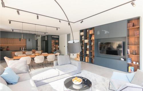 una sala de estar con un sofá y una mesa en Villa #1, en Rovinjsko Selo