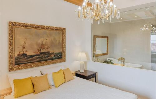 ein Schlafzimmer mit einem Bett und einem Gemälde an der Wand in der Unterkunft Villa Mediterranean Estate in Uskoplje
