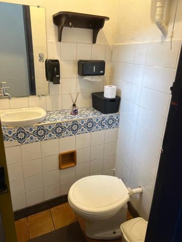 Ένα μπάνιο στο History Hostel