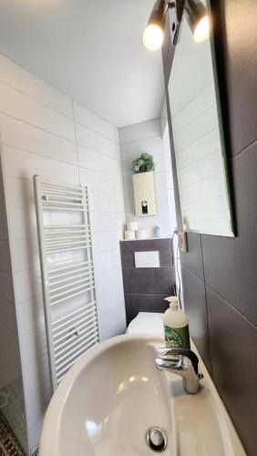 Koupelna v ubytování ELENA flat Orchidee Duisburg Zentrum