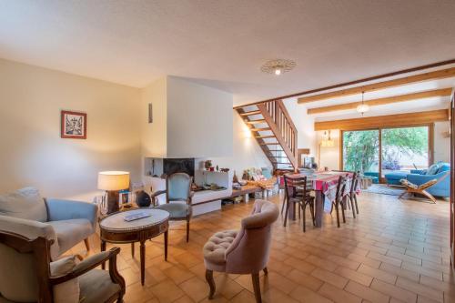 ein Wohnzimmer mit Möbeln und ein Esszimmer in der Unterkunft Maison Calme et Sérénité - Welkeys in Montpellier