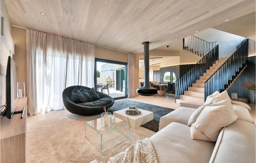 un salon avec un canapé et un escalier dans l'établissement Villa Itea, à Vabriga