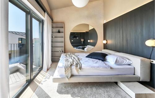 une chambre avec un grand lit et un miroir dans l'établissement Villa Itea, à Vabriga