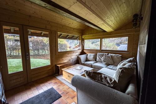 salon z kanapą w małym domku w obiekcie Authentic family chalet with garden in Chamonix w Chamonix-Mont-Blanc
