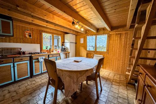 une cuisine avec une table et des chaises dans une pièce dans l'établissement Authentic family chalet with garden in Chamonix, à Chamonix-Mont-Blanc