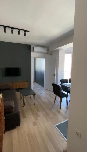 un soggiorno con un divano e un tavolo di Solution for your needs! a Skopje
