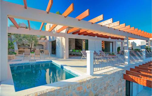 ein Haus mit einem Pool und einer Holzpergola in der Unterkunft Villa Tapenade in Lastovo